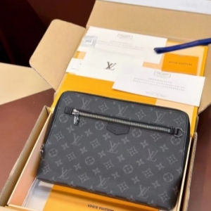 lv new pouch 手拿包