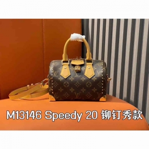 南京高仿LV走秀款枕头包M13146老花黄皮 走秀款枕头包系列 Speedy 20 铆钉秀款 Lv枕头